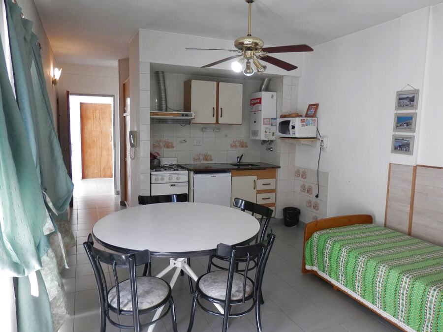 Monoambiente con cocina, mesa para cuatro y cama marinera