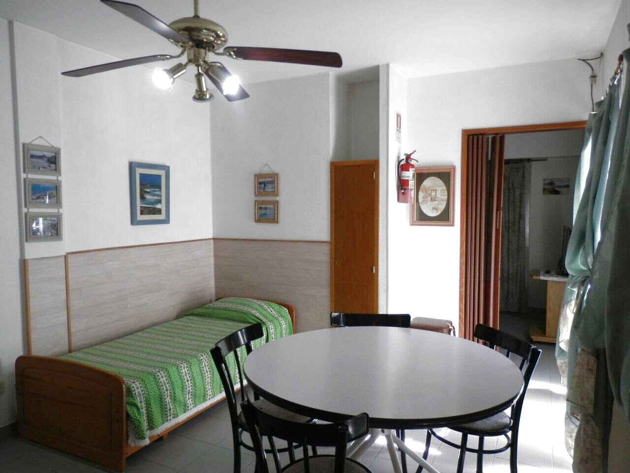Living comedor con ventilador de techo y paso al dormitorio