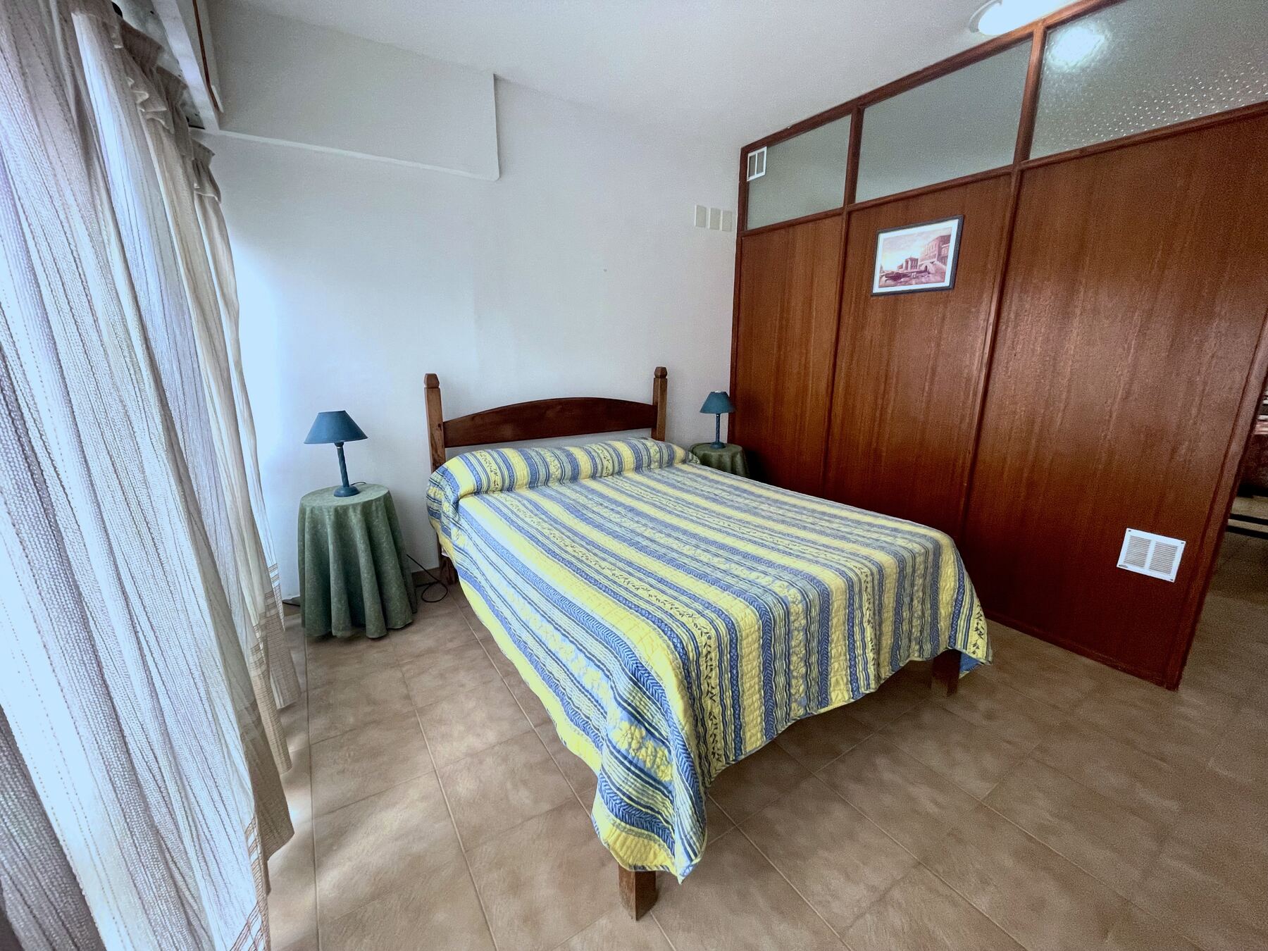 Dormitorio con cama matrimonial y placard