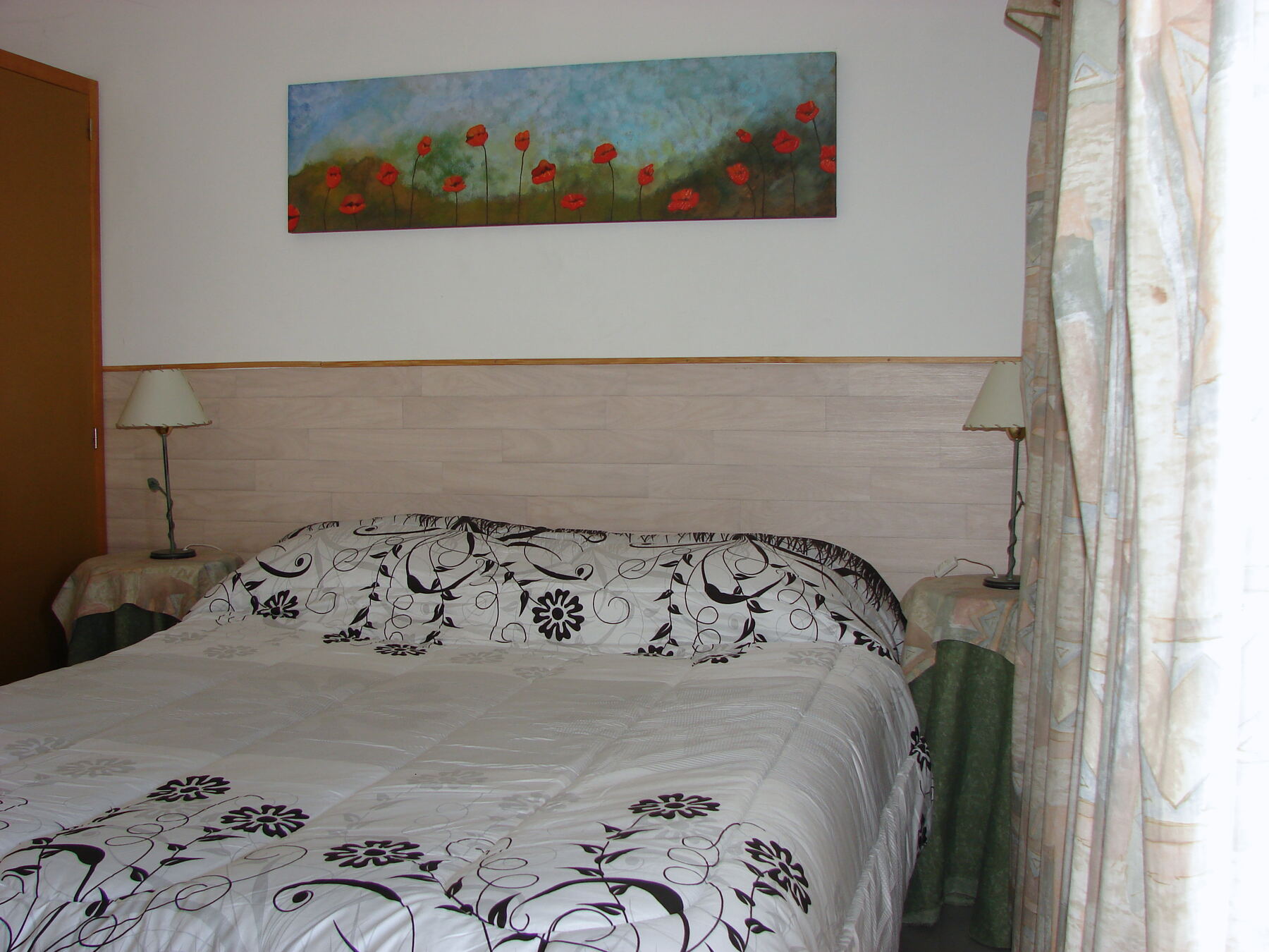 Dormitorio con cama matrimonial y mesas de luz